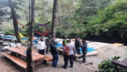 Petugas Bongkar Objek Wisata Pineus Tilu Bandung yang Nekat Buka saat PPKM