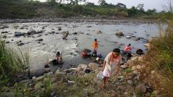 Air Sumur Kering, Warga Bogor Mandi dan Cuci Pakaian di Sungai Cipamingkis