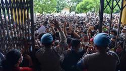 Ratusan Warga Berdesakan dan Berkerumun Berebut Vaksinasi di Medan