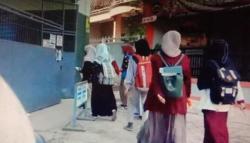 Diduga Gelar PTM, Siswa di Bandung Berbondong-bondong Datang ke Sekolah