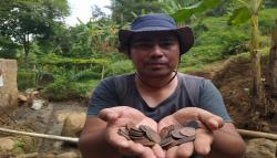 Gali Lahan untuk Wisata Pemandian, Warga KBB Temukan Ratusan Koin Kuno<