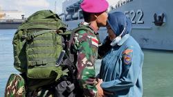 Momen Haru Prajurit Marinir Berpisah dengan Keluarga untuk Bertugas ke Ambalat