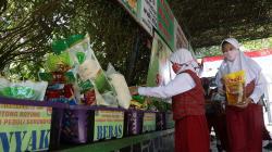 Siswa SD di Surabaya Gotong Royong Kumpulkan Bantuan untuk Penanganan Pandemi