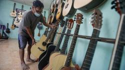 Industri Rumahan Ini Produksi Gitar, Dijual Rp200.000 hingga Rp1 Juta