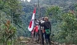 Warga Tembagapura Semangat Pasang Bendara Merah Putih di Rumah