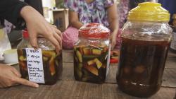 Ibu-Ibu Kota Depok Buat Cairan Eco Enzyme dari Limbah Kulit Buah 