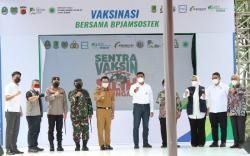 Ridwan Kamil Luncurkan Sentra Vaksinasi Silih Tulungan di Karawang<