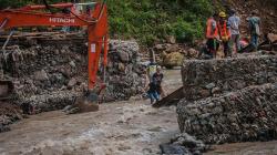 Jembatan Putus, Warga Nekat Lewati Derasnya Sungai Ciberang Lebak