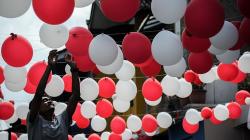 Sambut HUT ke-76 RI, Warga Bandung Swadaya Hiasi Jalan dengan Balon Merah Putih