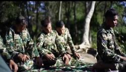  Salut, Prajurit Marinir Ini Tetap Sholat saat Jalankan Misi Pendakian Berat<