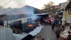 Kios Pasar Ciawi Tasikmalaya Terbakar Hebat, Pedagang Selamatkan Barang Tersisa