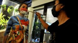 Tubuh Para Model Cantik Dilukis dengan Tema Semangat Perjuangan