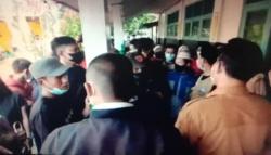 Kurang Edukasi Prokes, Warga Masih Berdesakan saat Vaksinasi Covid-19 di Purwakarta