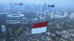 Helikopter TNI AU Bawa Bendera Merah Putih Raksasa di Langit Jakarta