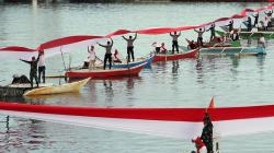 TNI - Polri dan Nelayan Bentangkan Bendera Merah Putih Sepanjang 1.000 Meter
