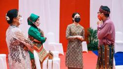 Wamenparekraf Angela Tanoesoedibjo Pakai Baju Kurung Manik Modifikasi saat Upacara HUT RI