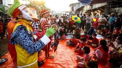Trauma Healing, Badut Hibur Anak-Anak Korban Kebakaran di Mampang