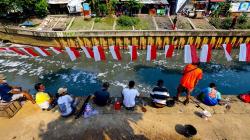 Serunya Lomba Memancing Sambil Berjemur di Kali Grogol