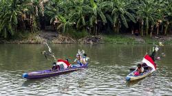 Aksi Aktivis Lingkungan Minta Masyarakat Tidak Buang Sampah di Sungai