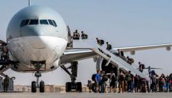 Perempuan Afghanistan Melahirkan di Pesawat Militer AS saat Evakuasi