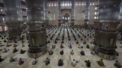 Suasana Sholat Jumat di Masjid Istiqlal, Jemaah Wajib Tunjukkan Kartu Vaksin