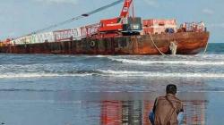 Kapal Tongkang Kandas di Bojongsalawe Pangandaran akibat Terempas Gelombang Laut