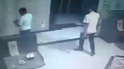 Terekam CCTV, Aksi Memalukan Anggota Satgas Covid-19 Curi HP saat Razia PPKM