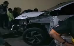 Tabrak Pemotor Lalu Kabur, Mobil Rush Rusak Parah, Diamankan Warga Banjaran Bandung