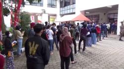Ribuan Warga Serbu Balaikota Cimahi, Antre Disuntik Vaksi Astrazeneca<