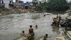 Nekat, Anak-Anak Berenang di Derasnya Sungai Ciliwung Tanpa Pengawasan Orang Tua