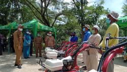 Dorong Produktivitas Tani, Bupati Bangka Tengah Salurkan Bantuan untuk 17 Poktan