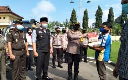 Polisi Salurkan Bansos untuk Warga Terdampak Covid-19 di OKU Selatan <