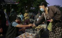 Tolak Relokasi, Pedagang Pilih Jualan di Halaman Pasar yang Terbakar