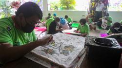 Penyandang Disabilitas Belajar Membuat Batik Betawi