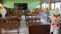 Jelang Pembelajaran Tatap Muka, Brimob Semprot Sekolah dengan Cairan Disinfektan