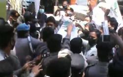 Demo Mahasiswa di Kantor Wali Kota Mataram Ricuh