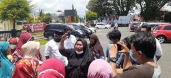 Emak-Emak Pedagang Pasar Geruduk Kantor Wali Kota Ternate, Tolak Direlokasi 