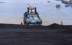 Duh, Pantai Peunaga Pasi di Aceh Barat Tercemar Tumpahan Batu Bara