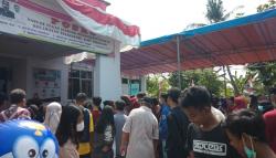 Ratusan Warga Karawang Antre sejak Subuh, Vaksinasi Berdesak-desakan