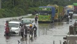Jalan Trans Kalimantan Terendam Banjir 40 Cm, Puluhan Kendaraan Terjebak Kemacetan