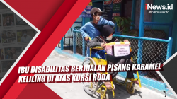 Video Ibu Disabilitas Berjualan Pisang Karamel Keliling di Atas Kursi Roda