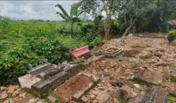 Puluhan Makam di Banyuwangi Hancur Dirusak Orang Tak Dikenal 