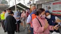 Penumpang KRL di Stasiun Depok Bingung Gunakan Aplikasi PeduliLindungi, Petugas Turun Tangan