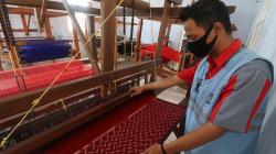 Belajar Hidup Mandiri, Warga Binaan Lapas Kediri Membuat Kain Tenun Ikat