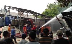 Kebakaran Landa Toko Bangunan di Bekasi, Kerugian Ditaksir Rp1 Miliar
