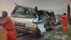 Disenggol Truk, Mikrobus Terbalik di Tol Cipularang Purwakarta, 1 Tewas 1 Luka<