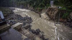 Jembatan Sungai Cidurian Ambruk Diterjang Banjir Bandang, Akses Warga Terputus