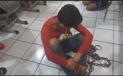 Ditangkap usai Jual Harta Majikan, Pemuda Palembang Tertunduk Lesu Diborgol Polisi
