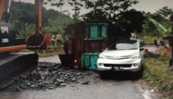 Lindas Jalan Berlubang, Truk Oleng Timpa Avanza hingga Ringsek di Sukabumi<
