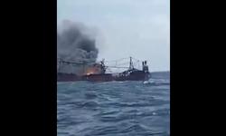 Penampakan KM Hentri Terbakar di Kepulauan Tanimbar, 2 ABK Tewas 5 Selamat